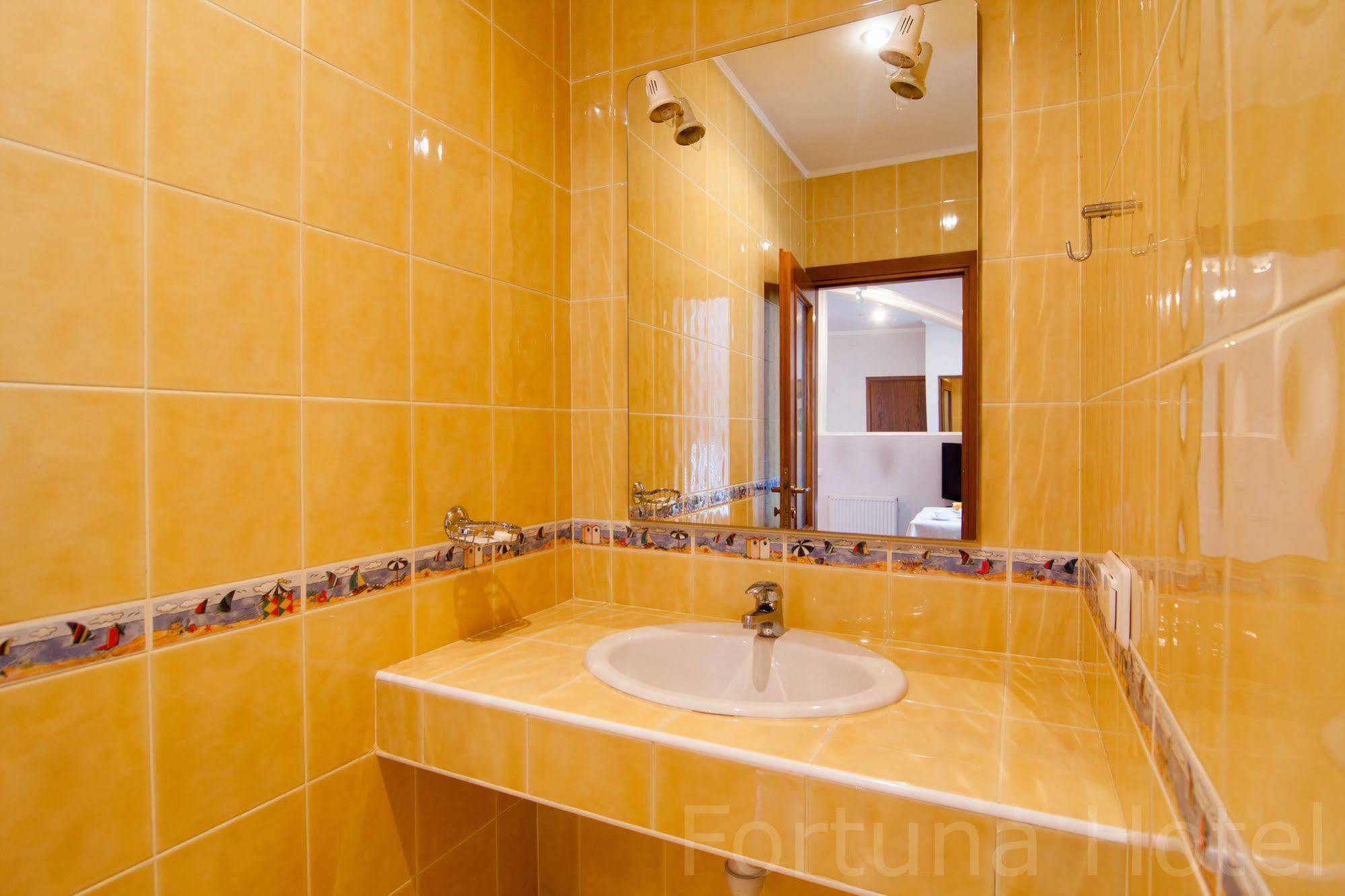 Fortuna Hotel Chisinau Bagian luar foto